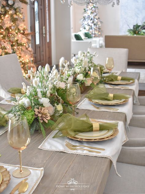 An Elegant Green and Gold Christmas Tablescape - Home with Holliday Green Christmas Table, Green And Gold Christmas, Christmas Dining Table, Tree Centerpieces, Easter Table Settings, Glam Christmas, Wedding Party Table, Christmas Centerpiece, Gold Glam