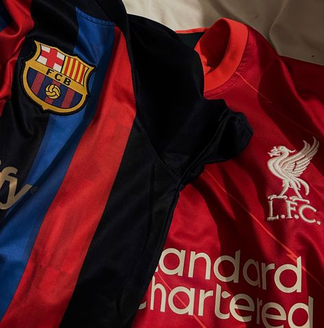 Barcelona And Liverpool, Liverpool Jersey Outfit, Barcelona Aesthetic Football, Liverpool Aesthetic, Liverpool Girl, Soccer Liverpool, Liverpool Fc Shirt, Liverpool Photos, Liverpool Girls