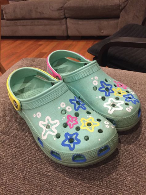 Spongebob crocs, painted crocs, painted shoes, flowers, Instagram VSCO Painted Shoes Flowers, Crocs Vsco, Painted Crocs, Diy Spongebob, Cool Crocs, Shoes Flowers, Painted Shoes Diy, Crocs Fashion, Shoes Crocs