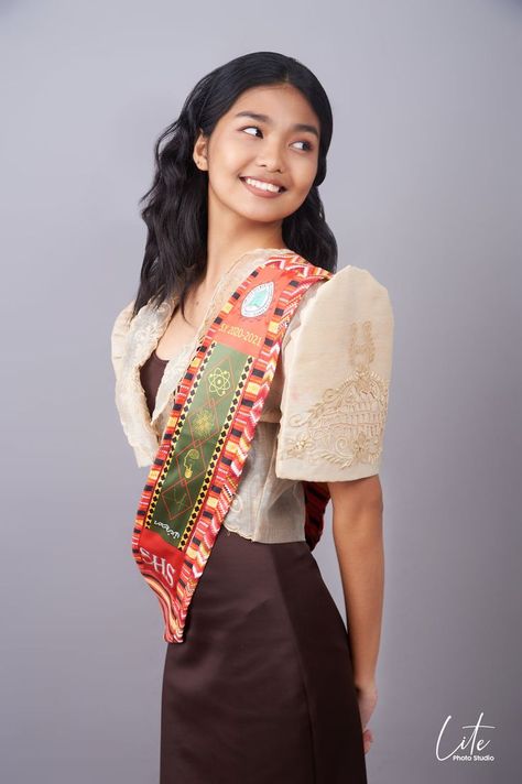 Graduation Pictorial Pose, Modern Filipiniana Outfit Classy Pants, Graduation Pictorial Studio, Graduation Look Makeup, Creative Shot For Graduation, Modern Filipiniana Dress, Filipino Clothing, College Graduation Pictures Poses, Filipino Fashion