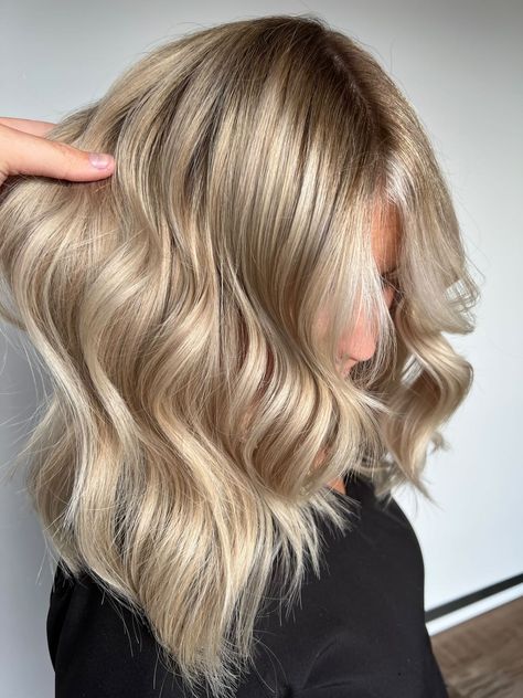 Champagne Hair Color, Champagne Blonde Hair, Champagne Hair, Haircolor Ideas, Brassy Blonde, Red Blonde, Highlights Curly Hair, Redken Color, Champagne Blonde