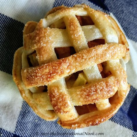 Apple Pie Lattice Top, Apple Pies Mini, Lattice Pie Crust Designs, Apple Tartlets Recipe, Small Apple Pies, Apple Pie Tarts, Individual Apple Pies, Apple Pie Lattice, Apple Tartlets