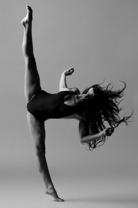 Stunning. Dance Photography Poses, Dance Like No One Is Watching, Exercise Routines, Dance Movement, Head And Heart, The Dancer, Pet Animals, Foto Poses, Poses References