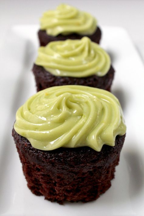 Pastry Affair | Chocolate Avocado Cupcakes with Avocado Buttercream Frosting Avocado Cupcakes, Gourmet Cupcake Recipes, Chocolate Avocado Cake, Avocado Frosting, Avocado Cake, Gourmet Cupcake, Moist Cupcakes, Chocolate Avocado, Avocado Chocolate