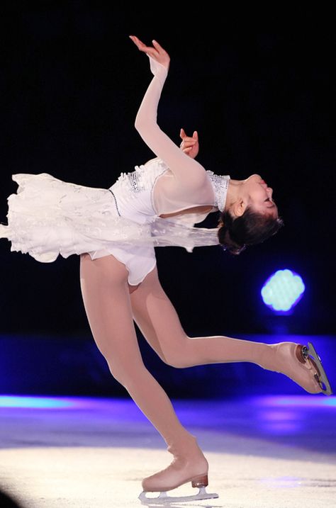 Magical Clothes, Stars On Ice, Ice Skating Outfit, Skating Aesthetic, Yuna Kim, Dancer Pose, Mao Asada, Kim Yuna, Action Shots