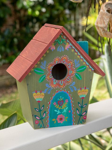 Aesthetic Bird House Painting, Painting Bird Houses Ideas, Wood Birdhouse Painting Ideas, Decorated Bird Houses, Bird Houses Diy Painted, Painted Bird Houses Ideas Simple, Cute Bird House Painting Ideas, Painted Bird Houses Ideas, Bird House Painting Ideas