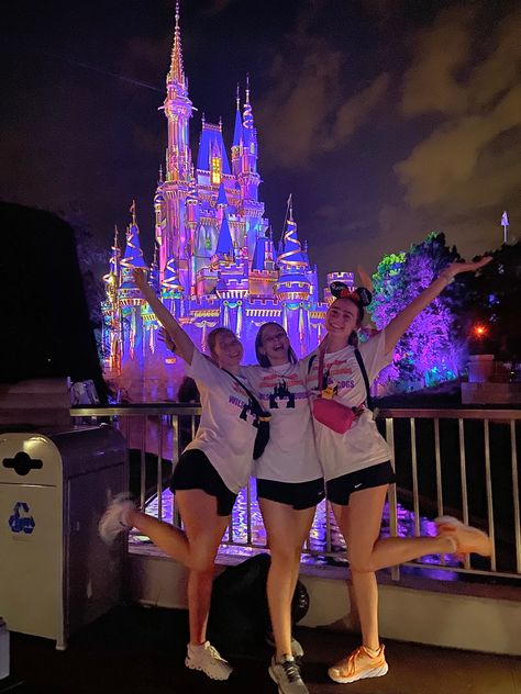 disney world, night, castle Disney Bff Pictures, Disney World Pics With Friends, Friends Disney Trip, Disney World With Friends, Pictures To Take At Disney World, Disney Photo Ideas Friends, Disney With Friends, Disneyland Poses, Disney World Photo Ideas