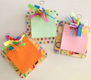 Mini clipboards to hold sticky note pads made out of coasters. Scrapbook Crop Gift Ideas, Mini Clipboards Diy, Diy Mini Clipboard, Scrapbook Paper Crafts To Sell, Decoupage Clipboards, Mini Clipboards, Sunshine Basket, Simple Handmade Gifts, Clipboard Crafts