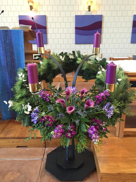 advent wreath Catholic Advent Wreath, Advent Church Decorations, Advent Wreath Candles, Alter Flowers, Christmas Flower Decorations, Church Christmas Decorations, Christmas Advent Wreath, Church Altar Decorations, Church Decorations