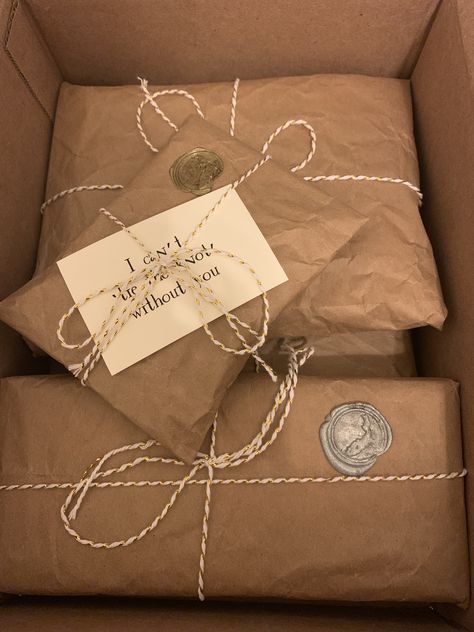 Individual gifts were wrapped in crumpled brown paper for a more authentic look. Wax seals were made separately and glued on to the packages. An additional card was added to the knot earrings and hair ties: "I can't 'tie the knot' without you". Gifts Wrapped In Brown Paper, Brown Wrapping Paper Gifts, Brown Bag Wrapping Ideas, Brown Gift Wrap, Cute Gift Packaging Ideas, Harry Potter Gift Wrapping, Gift Giving Aesthetic, Brown Paper Christmas Wrapping, Brown Paper Packaging