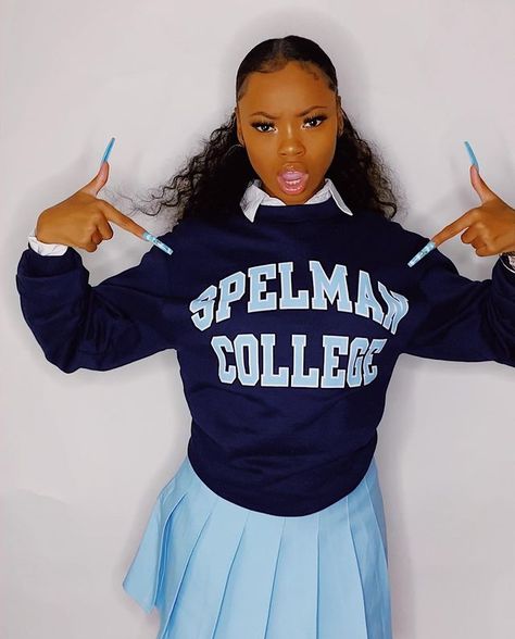 College Photoshoot, Decision Day, Senior Portrait Outfits, Cap And Gown Photos, Spelman College, Grad Outfits, Photoshoot Video, Graduation Picture Poses, Grad Photoshoot