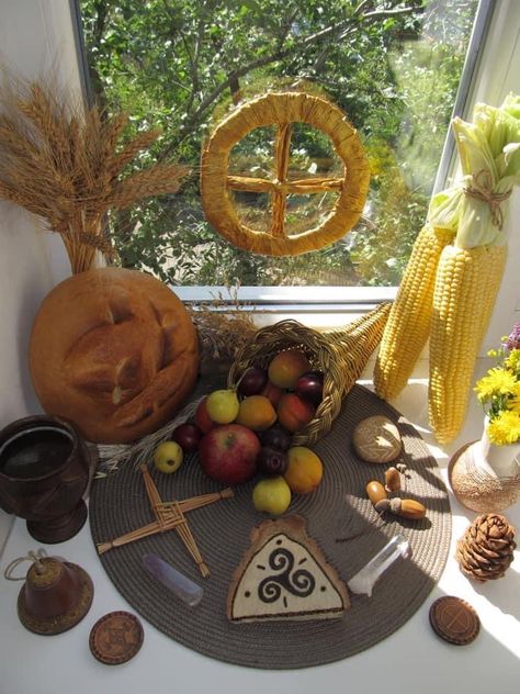 Lammas Altar Ideas, Lammas Lughnasadh Altar, Lughnasadh Crafts, Lughnasadh Decorations, Lughnasadh Aesthetic, Lughnasadh Ritual, Lammas Ritual, Lughnasadh Altar, Lammas Altar