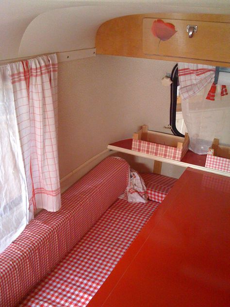 eriba puck interior Eriba Puck, Boler Trailer, Cozy Camper, Vw Splitscreen, Caravan Camping, Retro Camping, Retro Caravan, Caravan Interior, Camping Camper