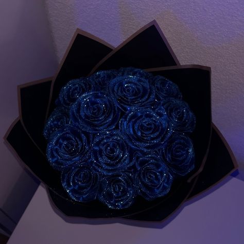 15 Roses 💙 #eternalflorist #explorepage #roses #bouquet #glitterroses #glitterbouquet #foreverflowers #eternalroses #switzerland Roses Bouquet, Glitter Roses, Forever Flowers, Fun Ideas, Flowers Bouquet, Switzerland, Bouquets, Florist, Roses