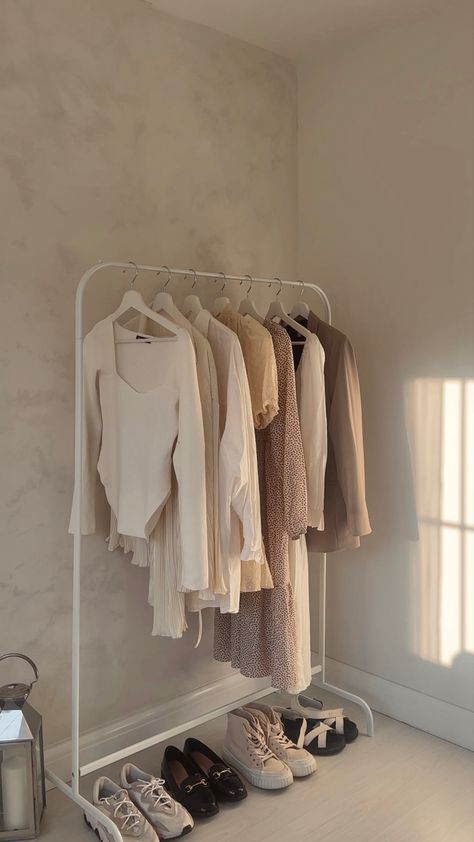 Bedroom Clothing Rack, Minimalist Closet Organization, White Clothing Rack, Minimal Closet, Summer Vibes Aesthetic, Neutral Wardrobe, Wardrobe Stand, Minimalist Closet, Closet Rack