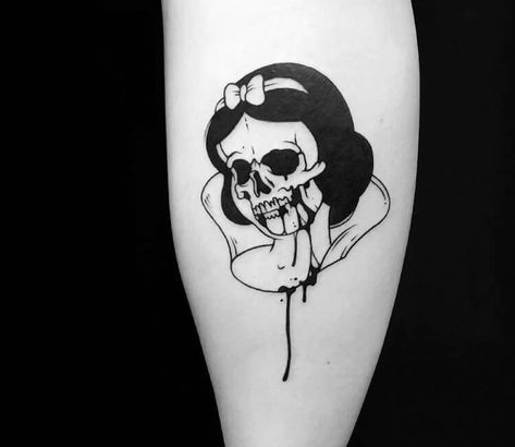 Black And White Halloween Tattoos, Unique Grunge Tattoos, Dark Disney Tattoos Ideas, Gothic Disney Tattoo, Snow White Apple Tattoo, Disney Black And White Tattoo, Snow White Tattoo Ideas, Dark Disney Tattoos, Gothic Snow White