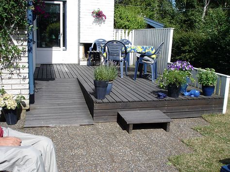 Cute porch/deck with wheelchair ramp. I'd actually have the ramp for the dachshunds. Deck With Wheelchair Ramp, Porch With Ramp, Wheelchair Ramp Design, Cute Porch, Accessible House, Wooden Ramp, Ramp Design, Wheelchair Ramp, Wheelchair Friendly