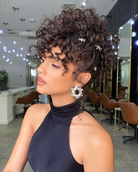 African Wedding Hairstyles, Curly Bridal Hair, Curly Hair Up, Curly Wedding Hair, Curly Updo, Hairdos For Curly Hair, Christmas Hairstyles, Penteado Cabelo Curto, African Wedding