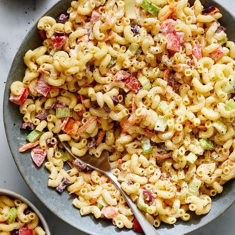 This Is The Macaroni Salad You'll Take To Every Potluck Grilled Chicken Side Dishes, Vegetarian Grill, Picnic Salads, Summer Pasta Recipes, Classic Macaroni Salad, Inflammatory Recipes, Summer Sides, Side Dishes For Chicken, Macaroni Salad Recipe