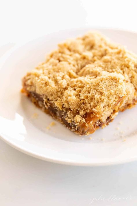 Caramel Oatmeal, Chewy Bars, Best Easy Dessert Recipes, Oatmeal Chocolate Chip Bars, Oatmeal Cookie Bars, Vanilla Ice Cream Recipe, Oatmeal Cream Pies, Julie Blanner, Chocolate Chip Bars