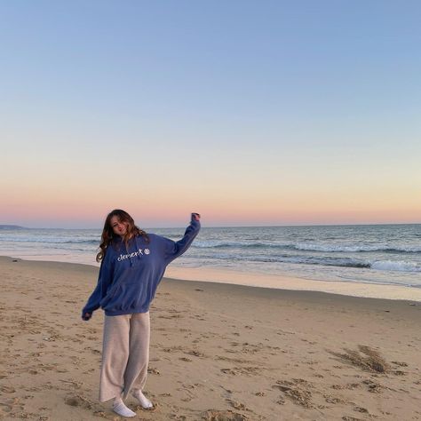 Cold Ocean Outfit, Comfy Beach Outfit Cold, Beach Pictures In Winter, January Beach Outfits, Beach Poses Winter, Cold Coastal Outfit, Winter Beach Outfit Cold, Cold Beach Pictures, Beach Pictures Winter