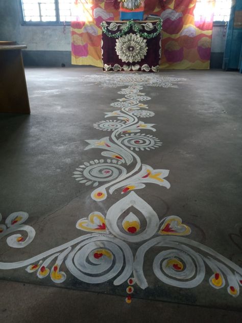 It's Bengali tradition to paint beautiful design with khari Mati in auspicious days or pujas. Alpana Designs, Border Kolam, Saraswati Puja, Alpona Design, Kolam Design, Kolam Designs, Rangoli Designs, Diwali, Diy Ideas