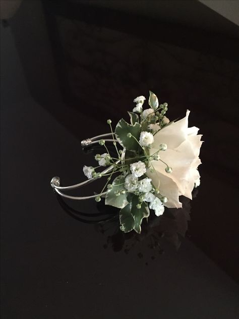 Dainty corsage Dainty Corsage Prom, Corsage Prom Green, Corsage For Green Dress, Simple Corsage Prom, Corsage Aesthetic, Dainty Corsage, Sage Green Corsage, Pretty Corsages, Gardenia Corsage