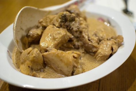 Adobong Manok Recipe, Ginataang Manok, Pancit Recipe, Philippine Cuisine, Philippines Recipes, Chicken Adobo, Adobo Recipe, Filipino Foods, Coconut Milk Recipes