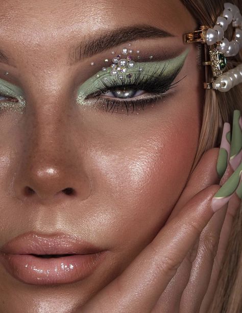 Cut Crease Eye Makeup, Rhinestone Makeup, Plouise Makeup Academy, Eye Makeup Styles, Makeup For Black Skin, Green Makeup, Neutral Makeup, Glamorous Makeup, Jewelry Tattoo