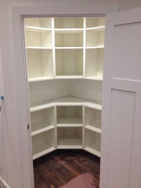 Big Corner Pantry Ideas, Large Corner Pantry Walk In, Corner Walking Pantry, Walk In Corner Pantry Ideas Layout, Walk In Corner Pantry Design, Small Square Pantry Ideas, Corner Pantry Organization Ideas Walk In, Small Walk In Corner Pantry, Wide Pantry Ideas