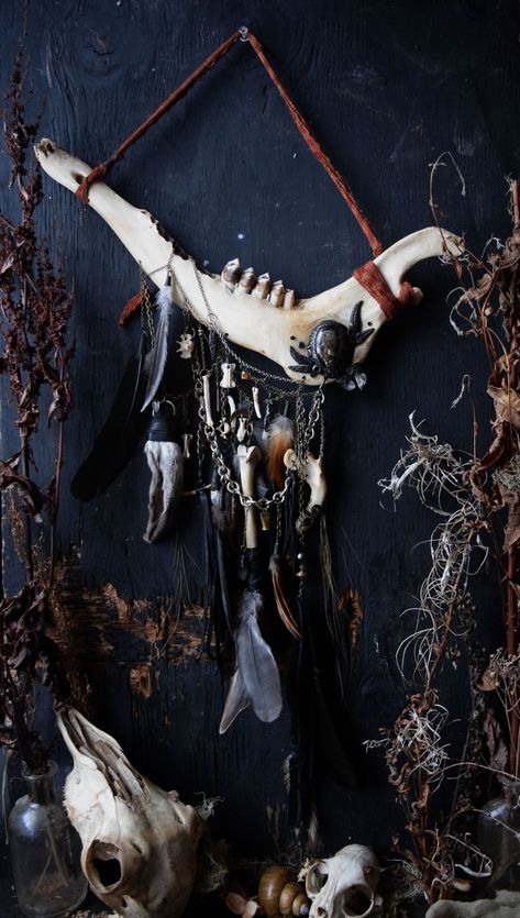 Crafts With Animal Bones, Animal Bone Art Ideas, Bone Windchimes, Bone Art Diy, Goth Home Aesthetic, Animal Bone Art, Bones Decor, Water Kingdom, Bone Decor