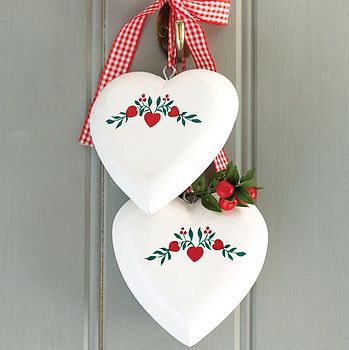 Hanging Hearts Decoration Diy Crafts, Heart Decorations Diy, Painted Wooden Hearts, Retreat Home, Heart Art Projects, Anniversary Frame, Heart Christmas Ornaments, Heart Christmas, Christmas Stencils