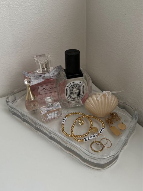 Perfume Plate, Perfume Tray Aesthetic, Perfume Trays, Makeup Tray, Girly Makeup, Lux Life, Purse Essentials, Perfume Tray, Pretty Pics