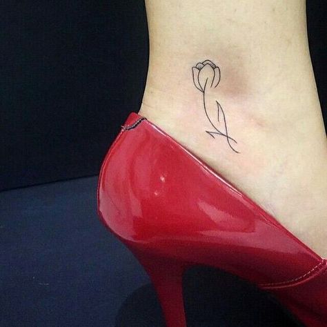 62 Beautiful Ankle Tattoos You May Love to Try! #tattooideas #beautifultattoo #ankletattoo #tattoos Tulip Tattoo Design, Tulip Tattoo Ideas, Tulip Tattoo, Anklet Tattoos, Tattoo People, Tattoo Design Ideas, Large Tattoos, Tattoo Feminina, Ankle Tattoo