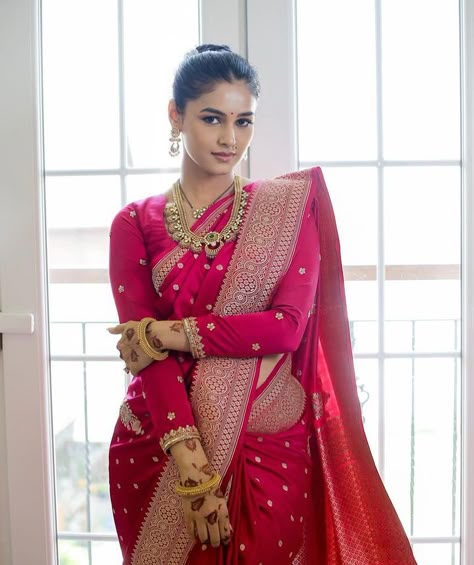 @vaishnvimahadik7 embracing tradition with grace and elegance 🥀✨ Vaishnavi Mahadik, Gorgeous Wedding Dress Princesses, Red Sari, Durga Images, Beautiful Sarees, Modern Saree, Bridal Lehenga Red, Red Wedding Dresses, Indian Woman