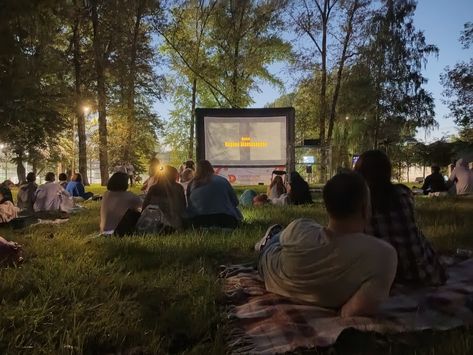 Outdoors cinema picnic aesthetic summer idea Garden Cinema, Outdoor Movie Theater, Picnic Aesthetic, Outdoor Cinema, Outdoor Movie, Aesthetic Summer, Movie Theater, Wedding Planner