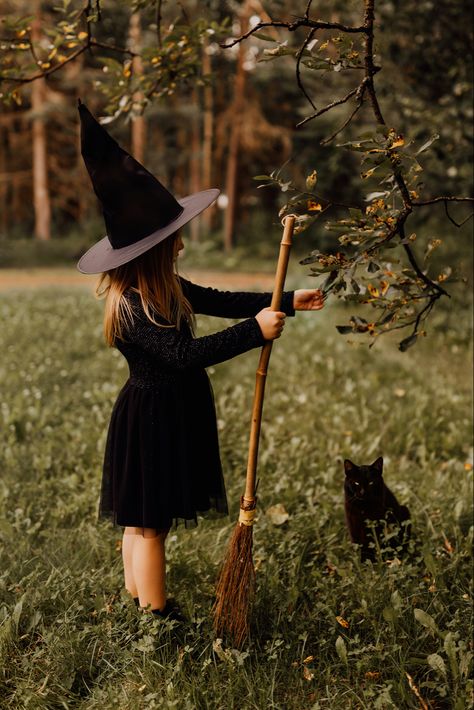 Toddler Witch Photoshoot, Kids Witch Photoshoot, Kids Halloween Photoshoot Ideas, Halloween Photoshoot Kids, Kids Halloween Photoshoot, Halloween Photography Ideas, 3 Fates, Halloween Photo Ideas, Halloween Photoshoot Ideas