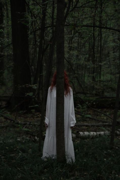 Creepy Forest Photoshoot, Dark Forest Photoshoot, Creepy Photoshoot Ideas, Goth Photoshoot Ideas, Witch In Forest, Photoshoot In Forest, Photoshoot Forest, Mysterious Photography, Witch In The Woods