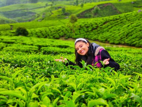 Poses In Tea Garden, Tea Garden Poses, Tea Garden Photography Pose, Munnar Kerala Photography Poses, Ooty Botanical Garden Photography, Thekkady Kerala Photography, Tea Estate Photography Pose, Kerala Outfits Women, Ooty Trip Outfit