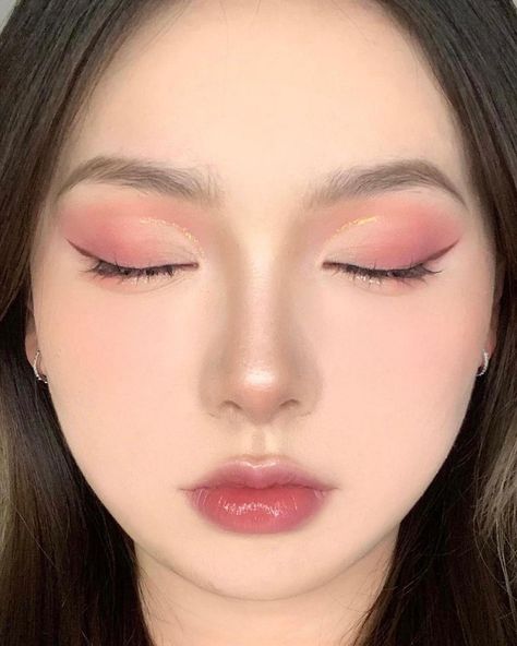 Eye Makeup Guide, Eye Makeup Cosmetics, Kpop Anime, Famous Characters, Soft Makeup Looks, Pink Eye Makeup, Doll Eye Makeup, Korean Eye Makeup, Makeup Accesories