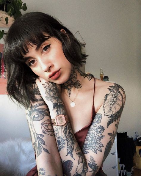 Tatuagens para fechar o braço: 80 ideias que vão te ajudar nessa missão Grunge Girl Aesthetic, P Tattoo, Human Human, B Tattoo, Tattoo Feminina, Hair Flip, Dope Hairstyles, Old School Tattoo, Tattoo Styles