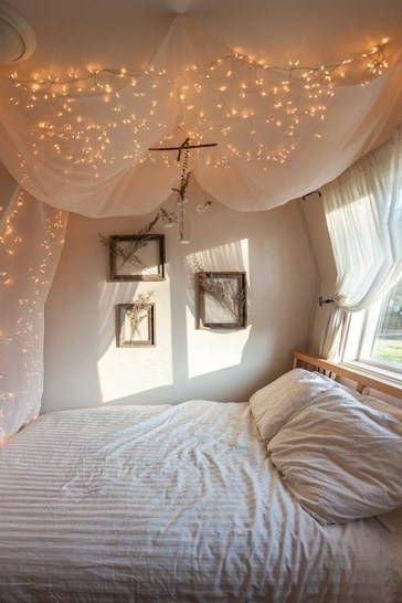 Bedroom Fairy Light Ideas: From Vintage to Quirky | Lights4fun.co.uk Bed With Lights, Cool Teen Rooms, Teen Room Designs, Diy Room Decor For Teens, Future Room, Diy Canopy, Four Poster Bed, Romantic Bedroom, Bed Canopy