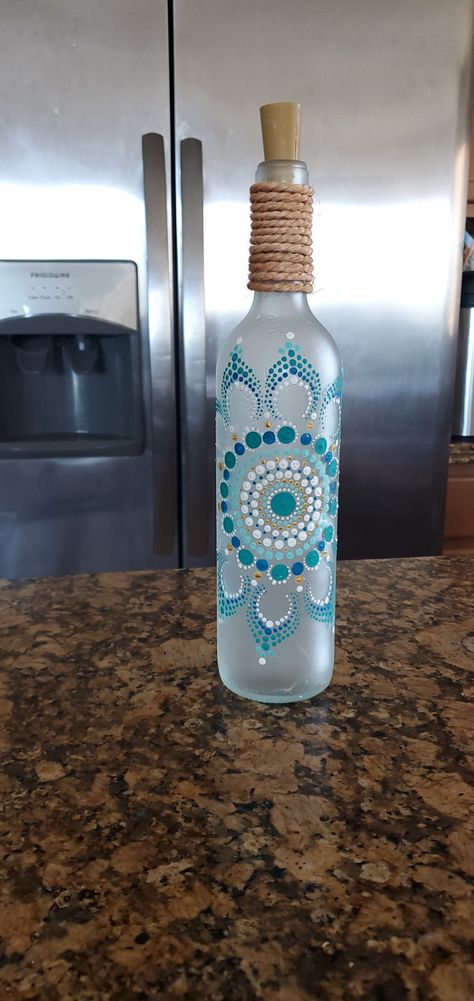 Mandala Mandala Wine Bottle, Vodka Bottle Painting, Mandala On Wine Bottle, Dot Painting Bottles, Bottle Dot Art, Dot Painting On Bottles, Bottle Dot Painting, Mandala Art Bottle, Bottle Mandala Art