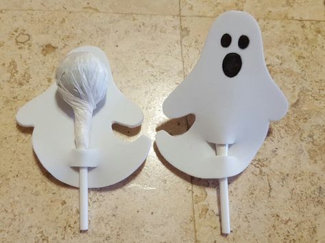 Ghost lollipop Halloween Candy Ideas To Pass Out, Halloween Before Christmas, Ghost Lollipops, Poster Art Ideas, Halloween Balloons Decorations, Christmas Classroom Treats, Casa Halloween, Halloween Balloons, Hand Crafts For Kids