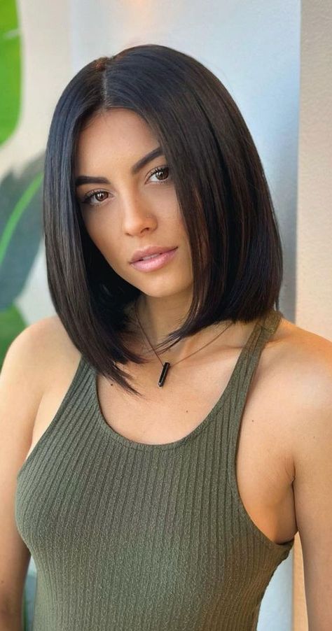 Lob With Volume, Straight Lob Hair, Long Layered Bob Hairstyles Mid Length, Lobe Haircuts, Trendy Medium Length Haircuts 2022, Haircut 2022 Trends Women Medium, Medium Length Haircut Middle Part, Long Bob Dark Hair, One Length Lob