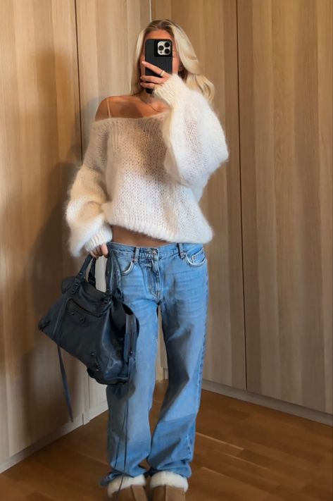 Chunky Knit Long Sleeve Sweater With Cozy Fit, Oversized White Sweater Outfit, Winter Fluffy Sweater, White Fluffy Winter Outfit, Blue Fuzzy Sweater Outfit, Sweden Style, White Fuzzy Sweater Outfits, Low Jeans, Matilda Djerf Chunky Sweater