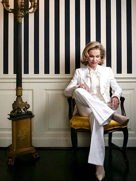 Lynn Wyatt, Houston Fashion, White Suit, Cat S, Advanced Style, Black And White Stripes, High Society, Look Chic, Style Icon