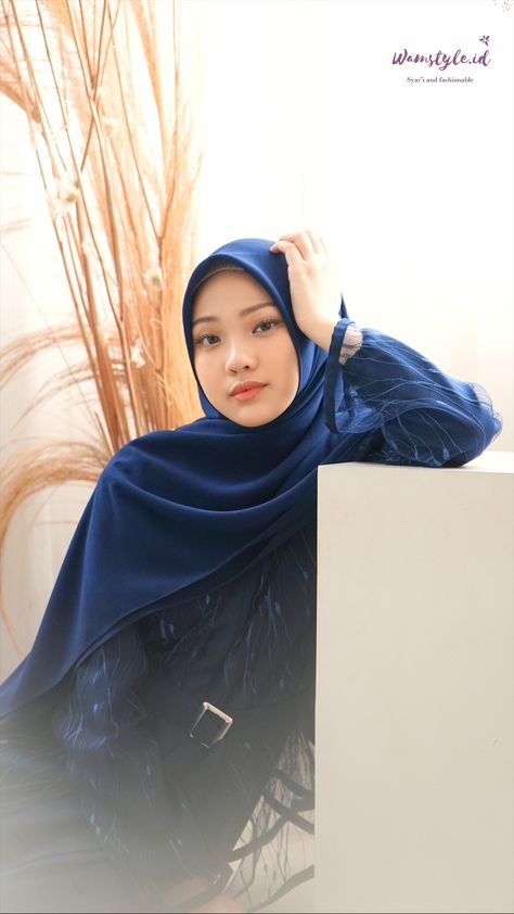 Hijab Model Photography, Abaya Poses, Long Shot Photography, Hijab Graduation, Hijab Photo, Casual Portrait, Linkedin Photo, Model Studio, Neon Photography