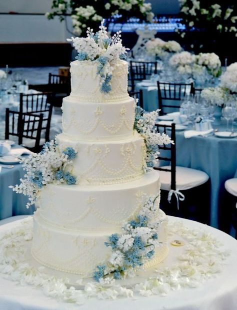 Blue And White Wedding, Wedding Cake Pictures, Light Blue Wedding, Wedding Cakes Blue, Cupcakes Cake, Winter Wonderland Wedding, White Wedding Cake, Elegant Wedding Cakes, Beautiful Wedding Cakes