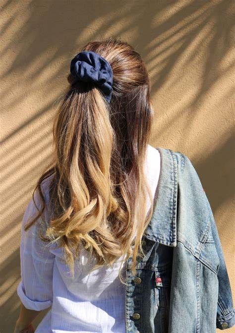 Get Your Groove Back with ’90s Inspired Hairdos That Are Making 2023 Comeback Scrunchie Half Up, Ponytail Hairstyles With Scrunchie, Scranchi Hairstyles, Hairstyles Using Scrunchies, Scrunchie Hair Styles, Half Up Half Down Scrunchie, Scrunch Hairstyles, Hair With Scrunchie, Cute Hairstyles With Scrunchies